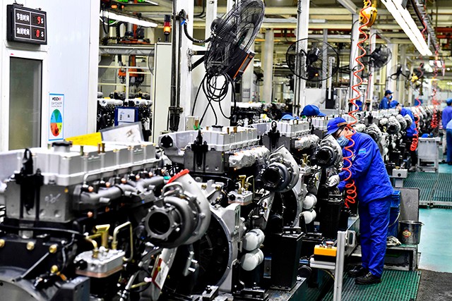 在位于潍坊的潍柴集团总装车间，工人在流水线上装配发动机。