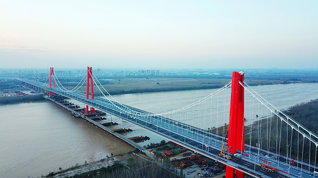 建设中的济南凤凰黄河大桥，通车后将加强济南新旧动能转换起步区与东部城区的联系。