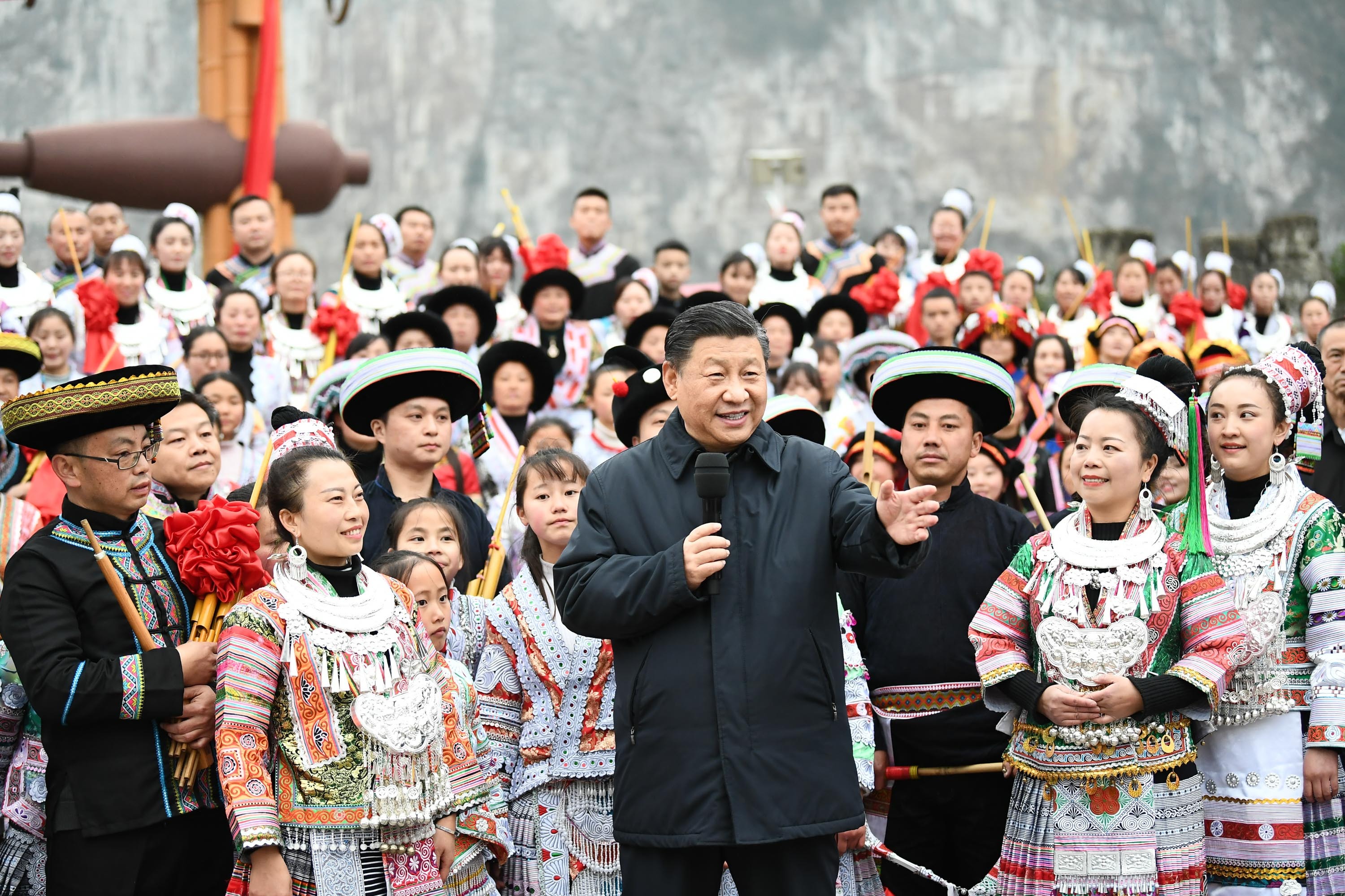 2021年2月3日，习近平总书记在毕节市黔西县新仁苗族乡化屋村文化广场上，向全国各族人民、港澳台同胞和海外侨胞拜年。