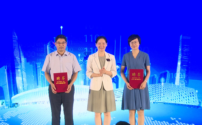 图4）为数字素养与技能提升讲师团成员代表颁发聘书。刘祺摄