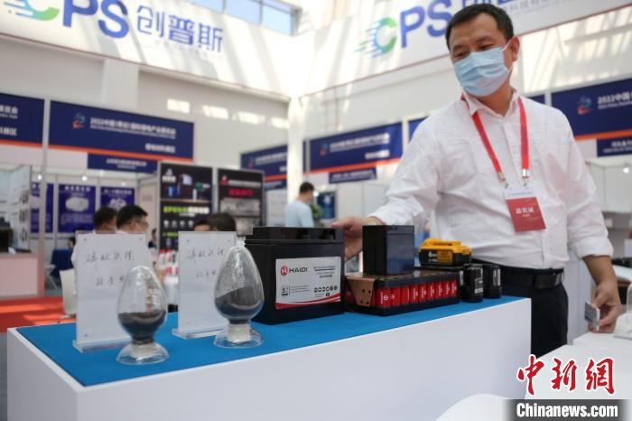 9月2日，2022中国(枣庄)国际锂电产业展览会开幕。参展商展示锂电池上下游产品。　沙见龙 摄