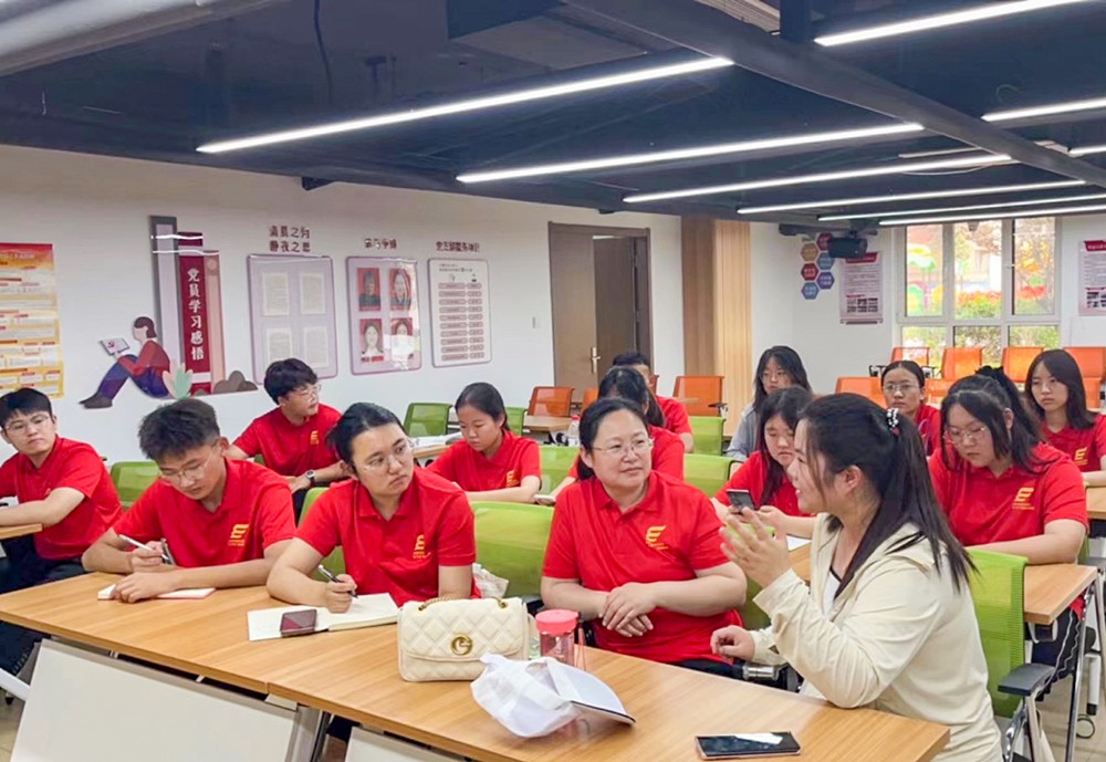 1阳光海岸社区负责人介绍社区党建.jpg