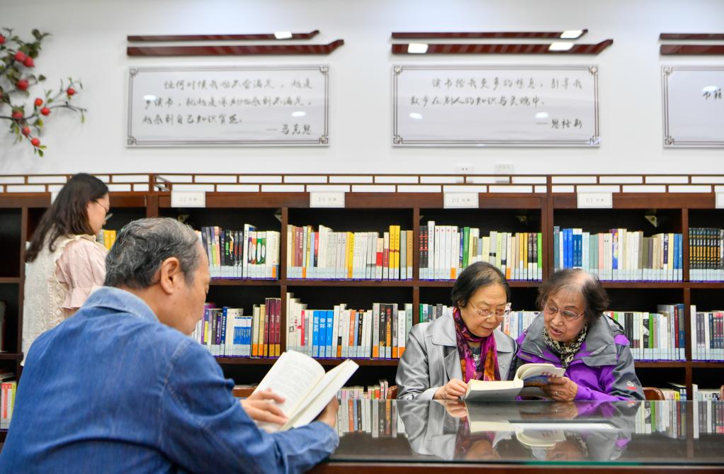 在天津市河西区天塔街西岸书斋，读者在阅读书籍（2023年4月21日摄）。新华社记者 孙凡越 摄