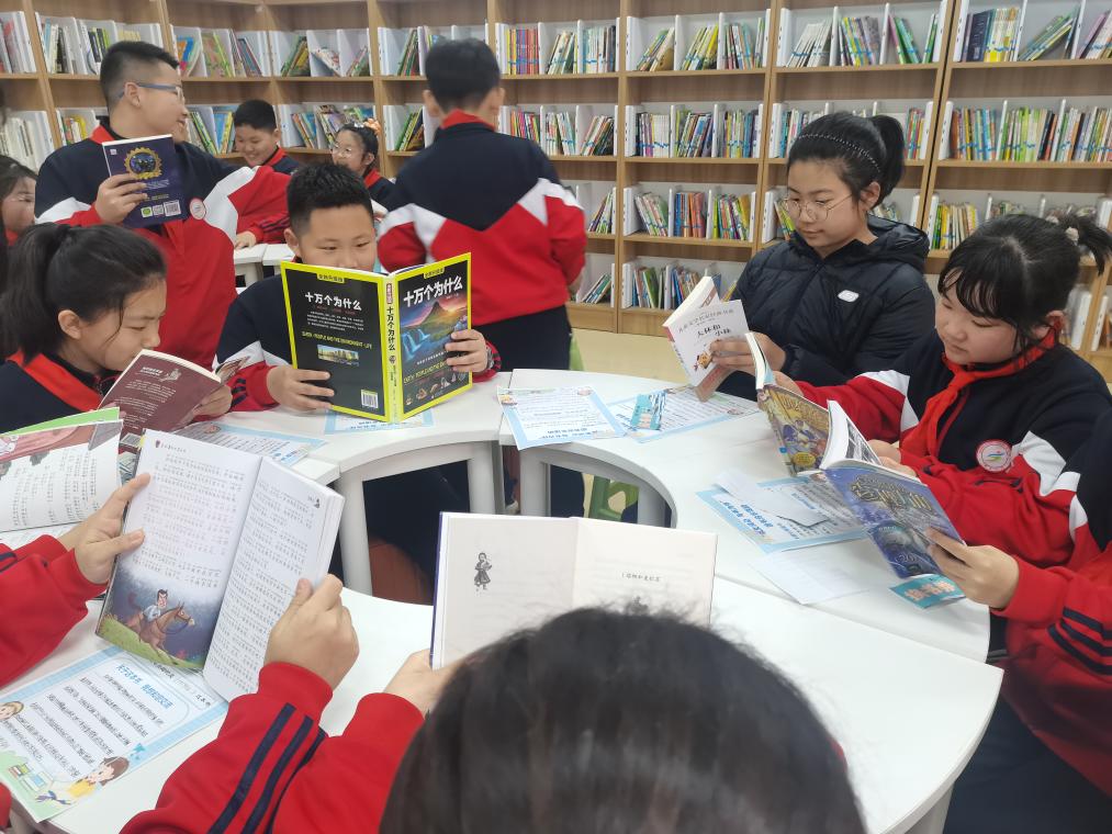 3月28日，辽宁省沈阳市铁西区重工街第一小学的同学们在智慧图书借阅室里专注阅读。（沈阳市铁西区委宣传部供图）