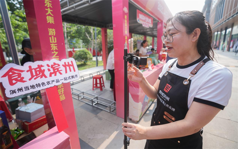 6月28日，在山东省邹平市的夏季“黄河大集”田园丰收市集，来自滨州的美食博主在现场直播。