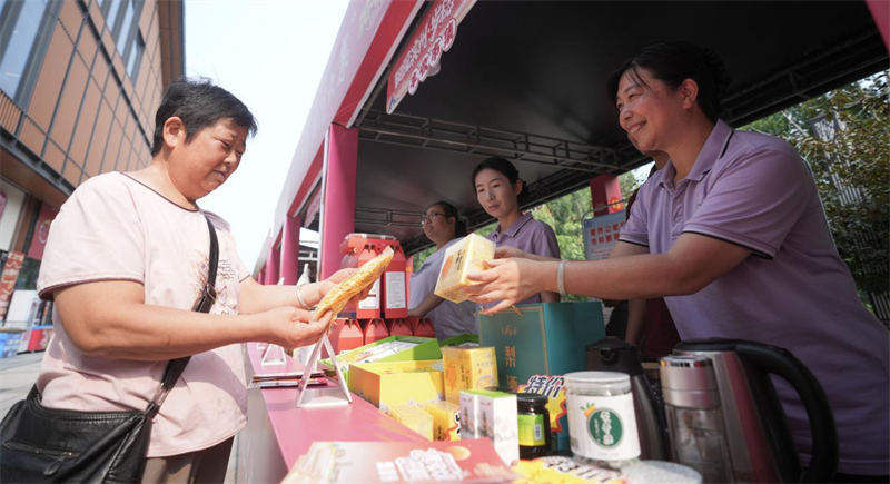  6月28日，在山东省邹平市的夏季“黄河大集”田园丰收市集，邹平市长山镇金八方农场人员销售生产的饮品。