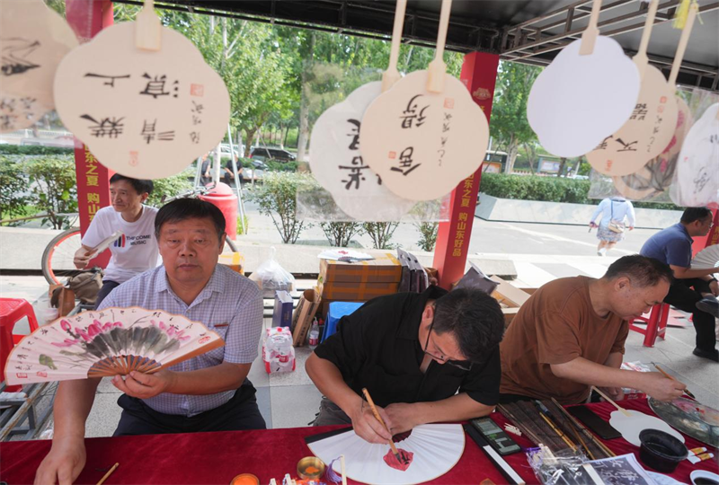 6月28日，在山东省邹平市的夏季“黄河大集”文化扇市集，绘画爱好者制作文化扇。
