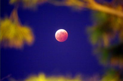 “红月亮”亮相天际