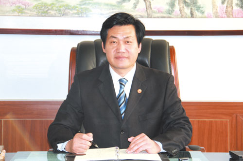山东省莒县第一中学校长.研究生毕业,高级讲师.