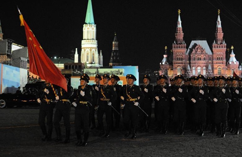 俄罗斯举行红场阅兵夜间彩排 中国方阵亮相 