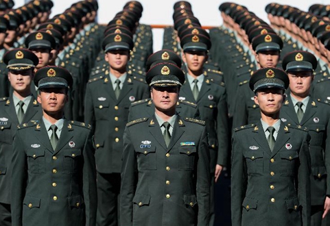俄国防部授予参加红场阅兵的中国仪仗兵纪念勋章