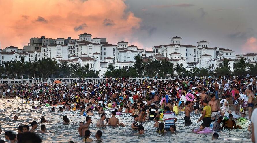 海南三亚上万市民游客“洗龙水”过端午
