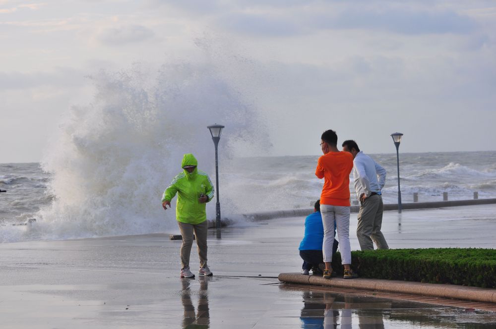 台风“杜鹃”外围影响日照 海边卷起巨浪
