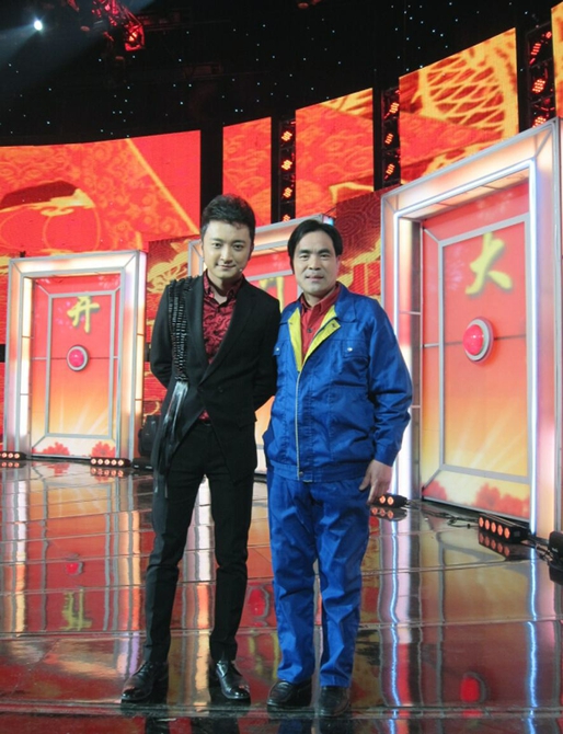 首页 > 老家日照    张钰做客央视《开门大吉》,与主持人尼格买提合影