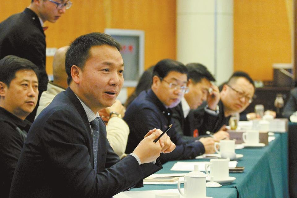 政协委员分组讨论杨军讲话审议市政协常委会工作报告