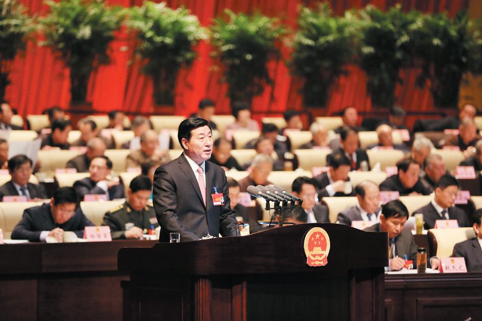 日照市市长刘星泰代表市政府向大会作政府工作报告
