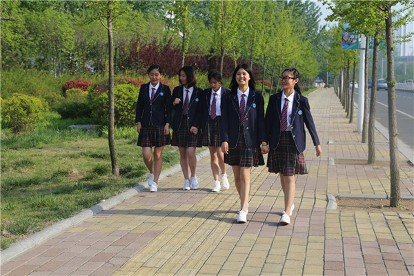 “养眼”新校服
