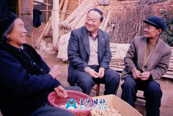 书记与村民在一起.jpg