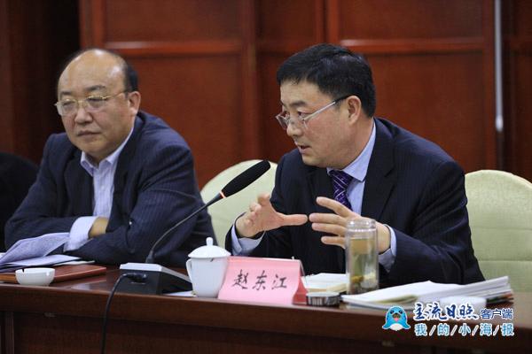 (1月9日下午，在天德萨维尔酒店，出席市政协十届三次会议经济组委员 赵东江在讨论《政府工作报告》。（路杰 摄）.jpg