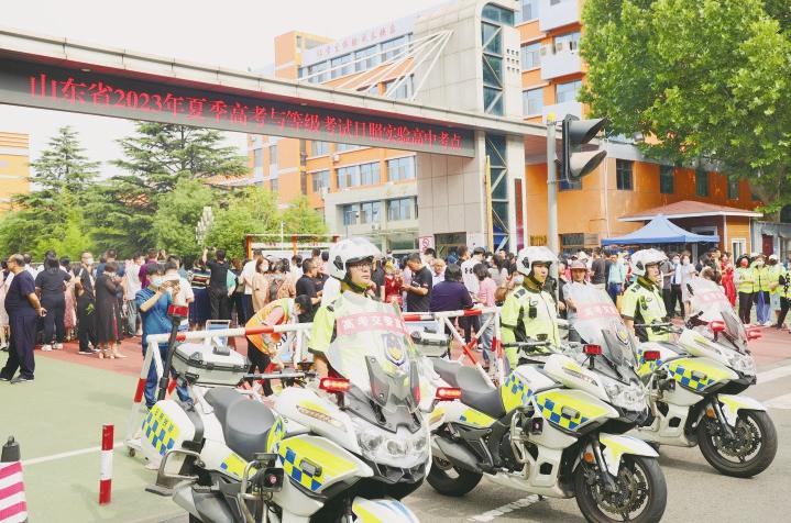 日照公安交警护航高考
