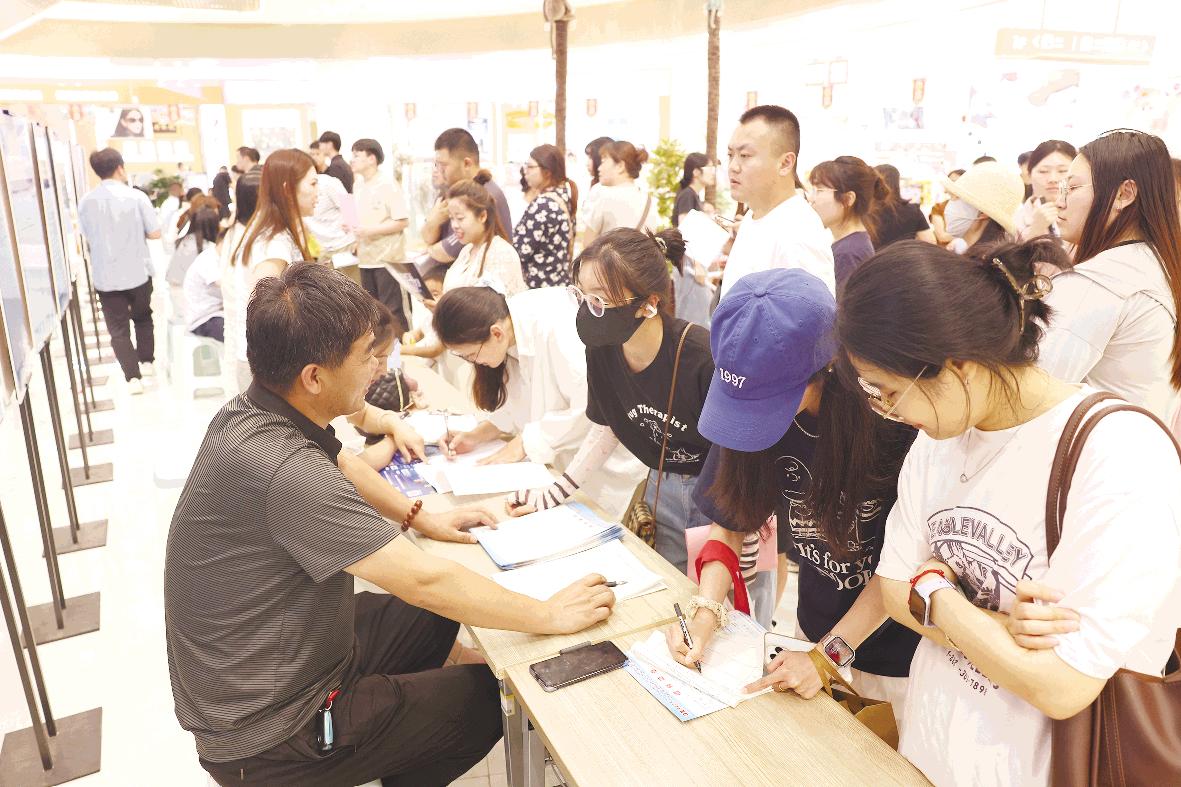 “人才夜市”摆摊揽才