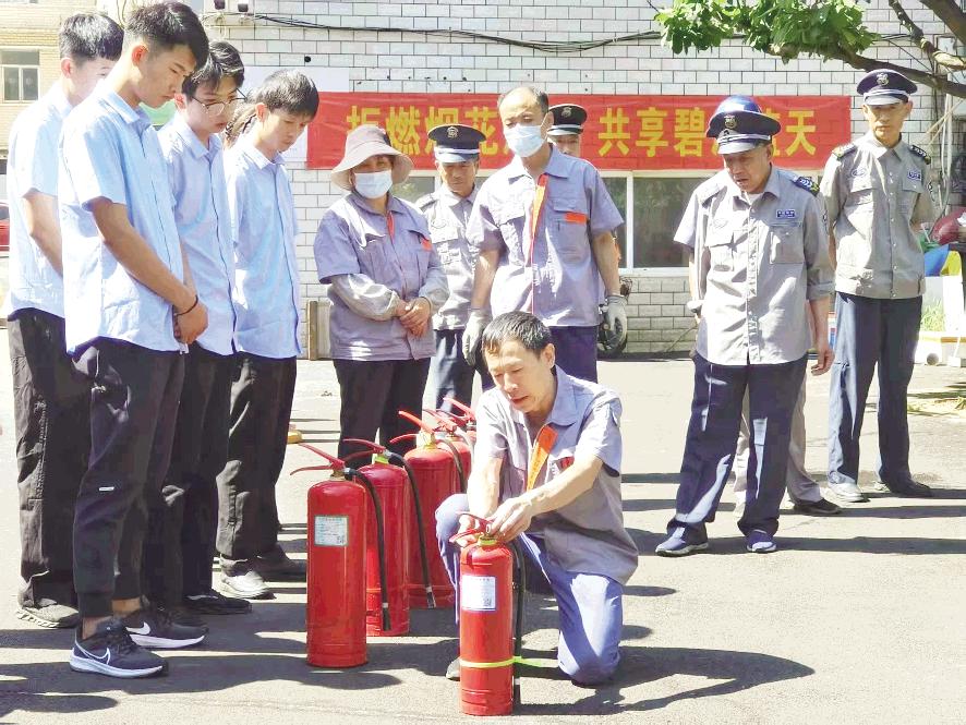 筑牢安全防线 守护万家平安
