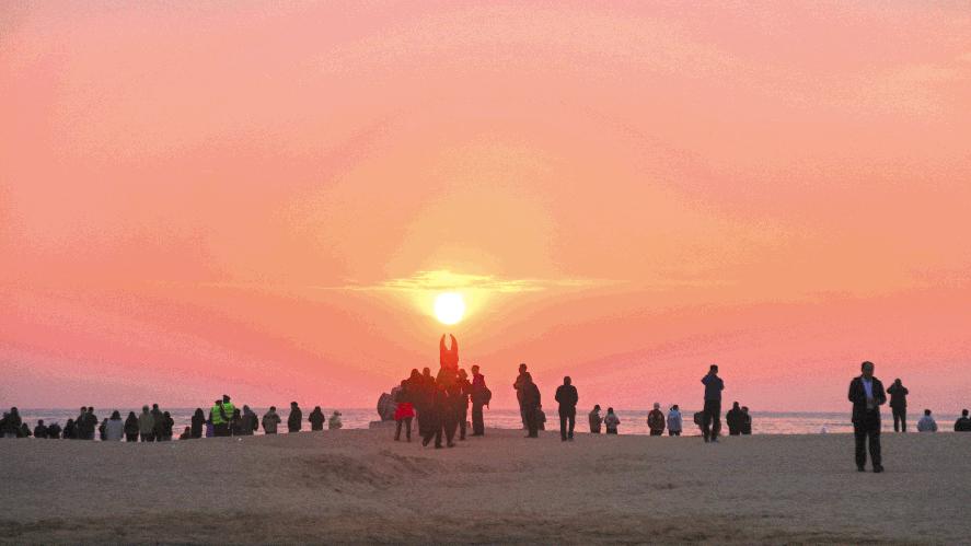 朝阳跃海映金滩