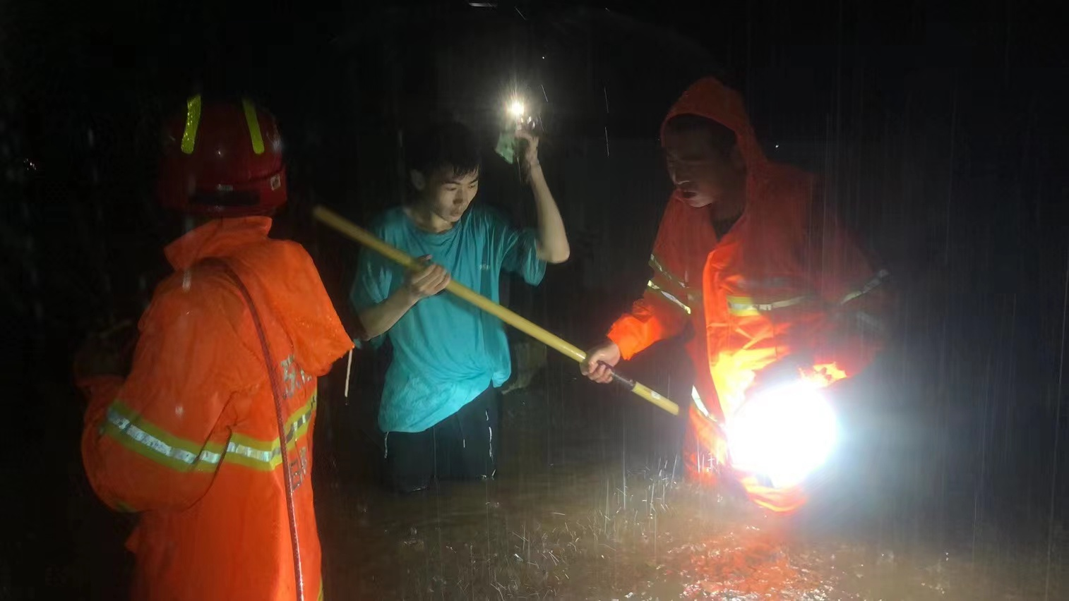 暴雨突袭济南，这一路段水位高于路面近一米 车辆被冲出几米远_齐鲁原创_山东新闻_新闻_齐鲁网