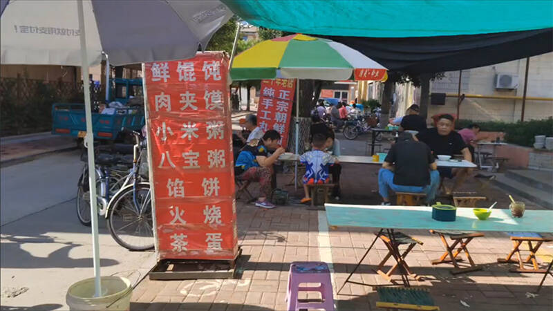 同類色服裝時尚插畫（同類色配合的服裝顯得柔和文雅）