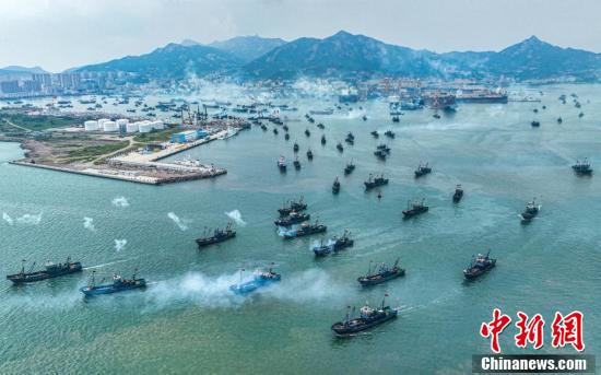 黄渤海伏季休渔期停止 山东沿海渔船启锚出海