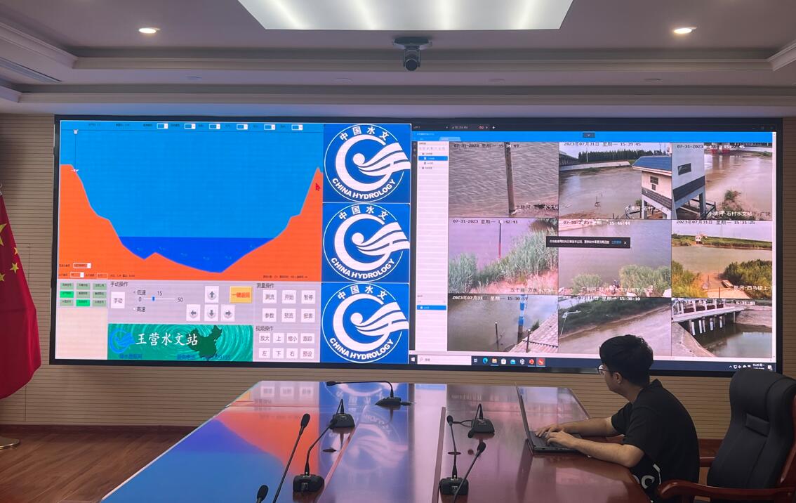 东营王营水文站工作人员通过远程测控系统和水文智能可视化平台进行水情监测。(□记者 陈巨慧 报道) 东营王营水文站工作人员通过远程测控系统和水文智能可视化平台进行水情监测。(□记者 陈巨慧 报道)