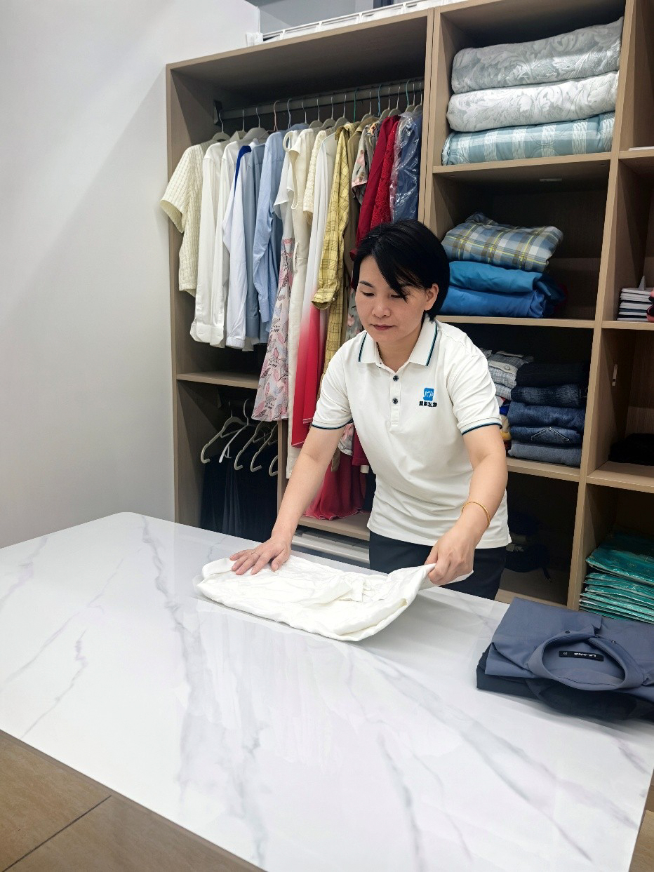 刘水金正在客户家中做衣柜整理收纳工作。受访者供图