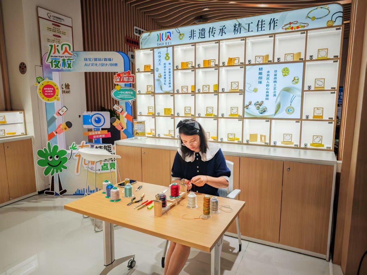 水贝夜校学员正在展示手工编绳过程。人民网 肖聪聪摄