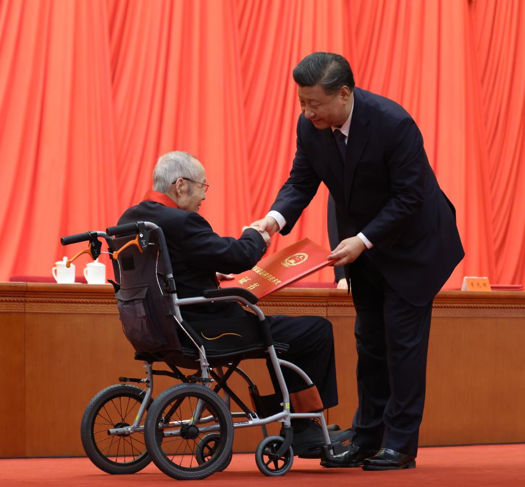 2021年11月3日，2020年度国家科学技术奖励大会在北京人民大会堂隆重举行。习近平总书记向获得2020年度国家最高科学技术奖的中国航空工业集团有限公司顾诵芬院士颁奖。新华社记者 庞兴雷 摄