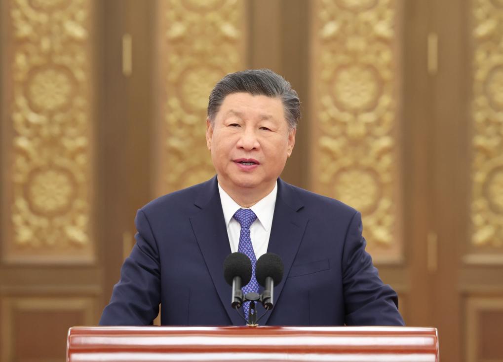 2024年9月23日，习近平总书记在人民大会堂接见探月工程嫦娥六号任务参研参试人员代表并参观月球样品和探月工程成果展览。这是习近平总书记发表重要讲话。新华社记者 鞠鹏 摄