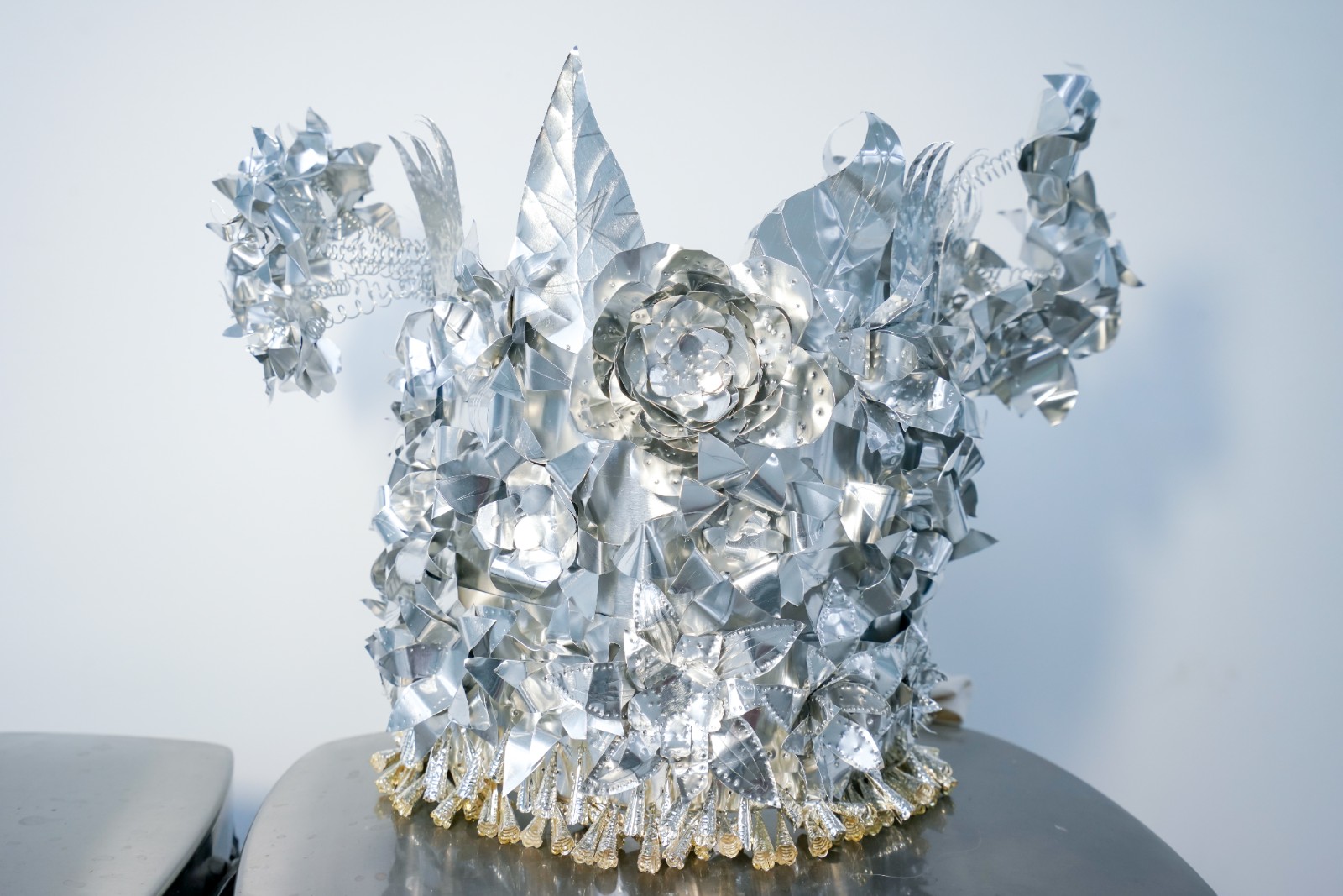 1764038641645095039.jpg 二等奖 山东外国语职业技术大学 荆瑞欣《易拉罐苗族头饰》.jpg