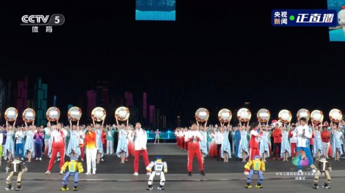 早在今年8月份的首届世界人形机器人运动会上,初出茅庐的鹿明机器人就一举斩获群体舞蹈比赛银牌,体现了鹿明机器人优异的整机和运控性能。但是,鹿明机器人在具身智能领域的愿景和实践远不止于此。鹿明机器人创始人喻超表示,数据和硬件是具身智能发展的两大基石,也是AI驱动物理世界的基础设施,鹿明机器人在具身数据和硬件的底层技术上深度投入,打造最好的产品,与生态伙伴一起,寻找最高价值的场景进行商业化。