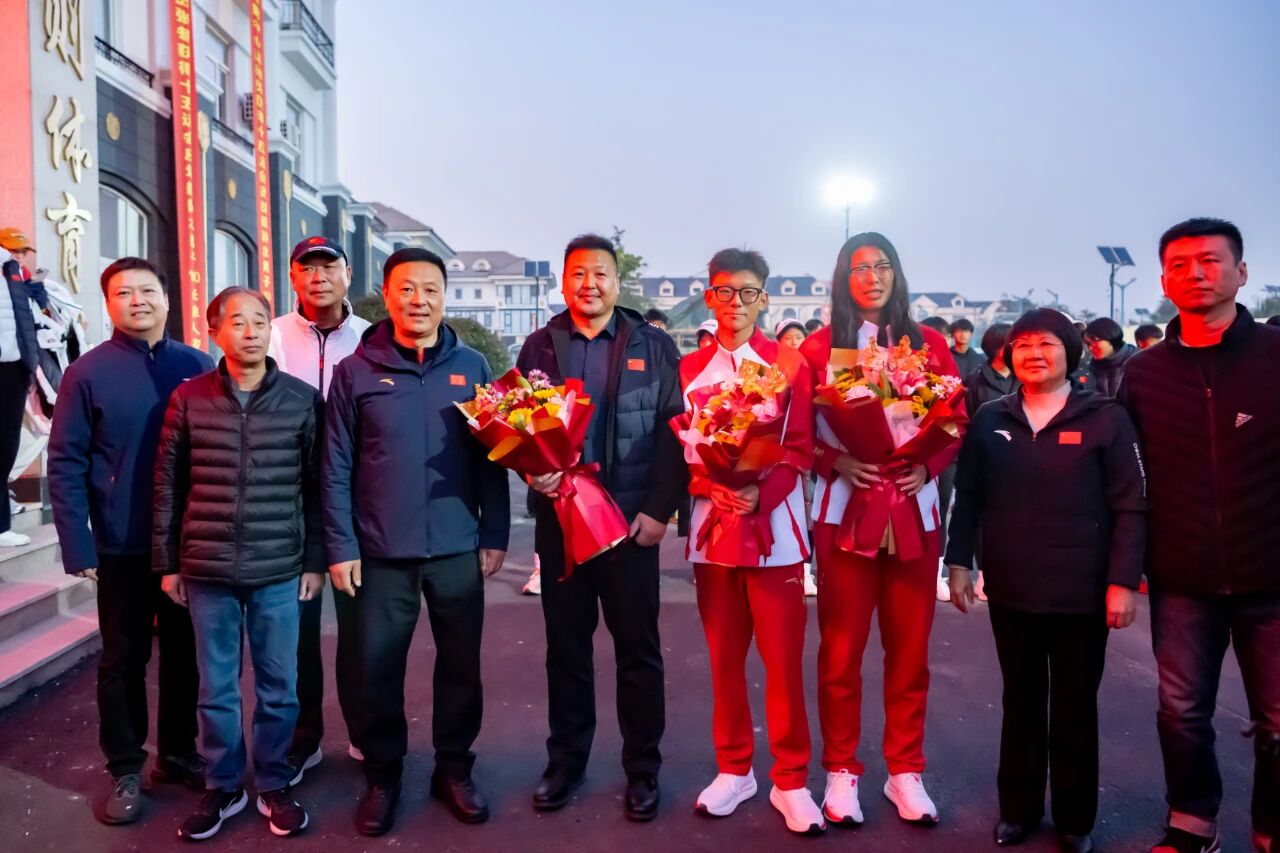 在十五届全运会夺金的运动员载誉归来 摄影 刘晶.jpg