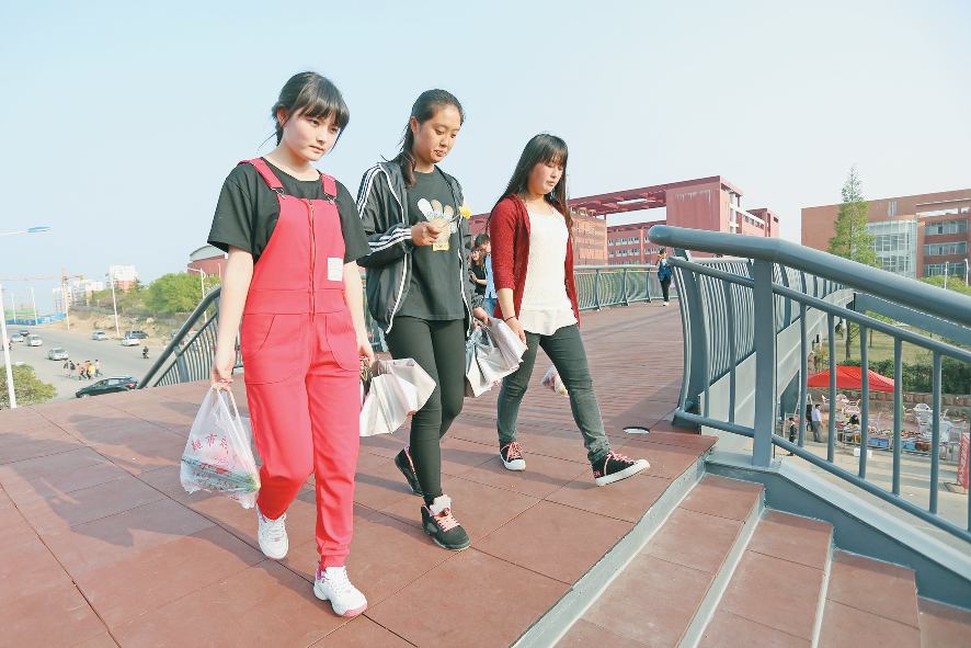 大学城人行天桥开通