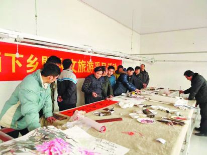 莒县艺术家送书画下乡