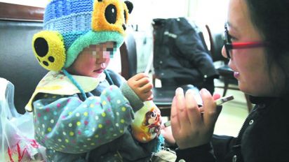 粗心家长把孩子落车上细心交警帮照料送回家