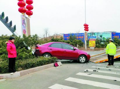 两车相撞 信号灯遭殃