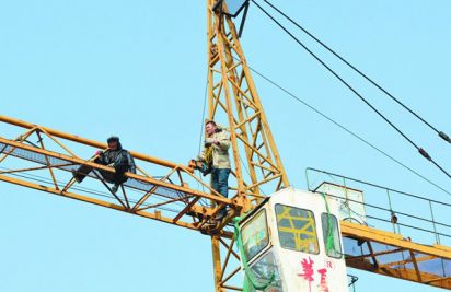男子为讨薪爬上20多米塔吊