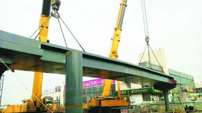 曲师大北门天桥主体箱梁吊装完成 交通恢复