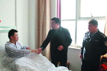 惯犯扒手持刀拒捕砍伤协警被抓