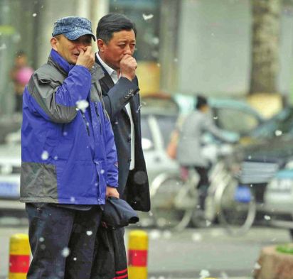 济南初春杨絮漫天舞 过敏市民出门需戴上口罩