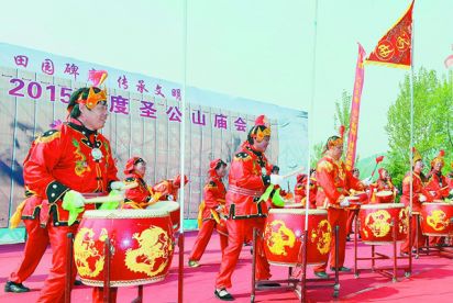 两万群众赶庙会