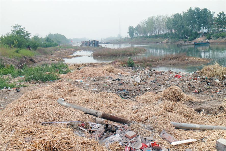 积存垃圾堆放河岸边