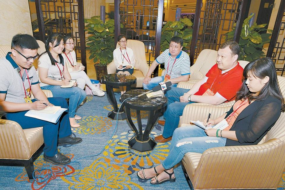 陆续抵达参盛会