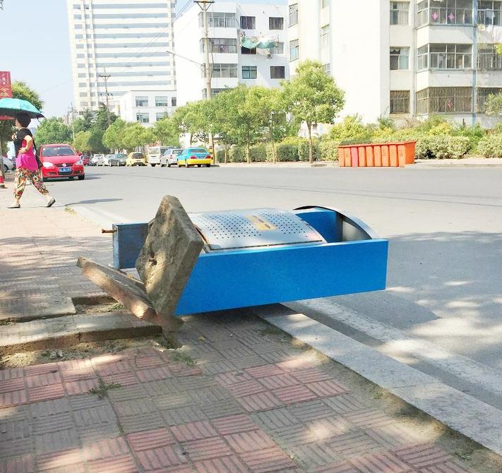 艳阳路一垃圾桶“瘫倒”路边